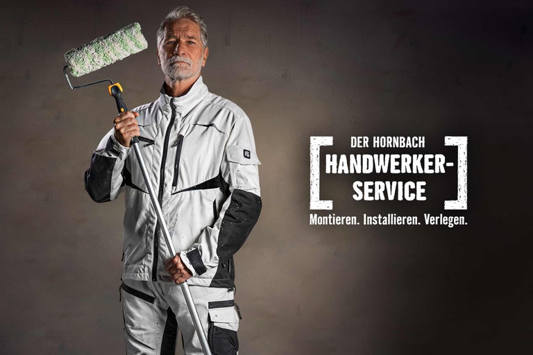 Mann in Arbeitskleidung mit Farbroller für den Hornbach Handwerkerservice