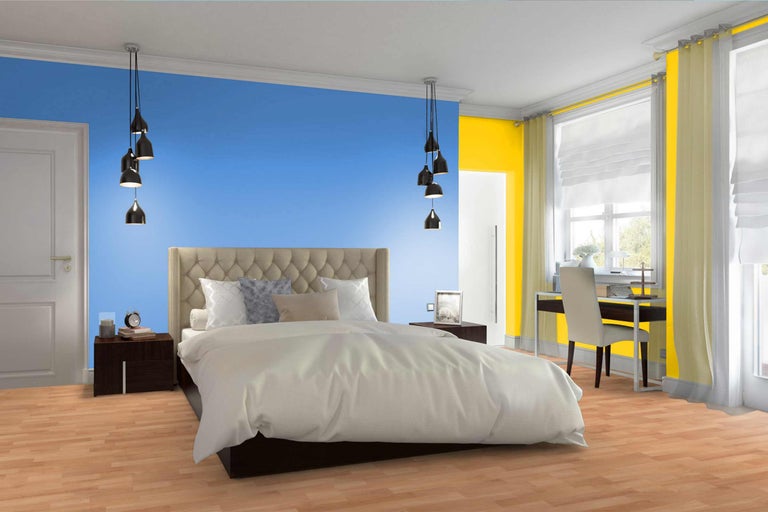 Helles Schlafzimmer mit Bett, Schreibtisch und Pendelleuchten