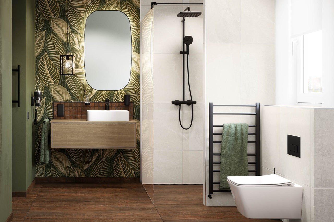 Modernes Badezimmer mit tropischer Tapete, Waschtisch in Holzoptik, ebenerdiger Dusche mit schwarzen Armaturen und wandhängendem WC.