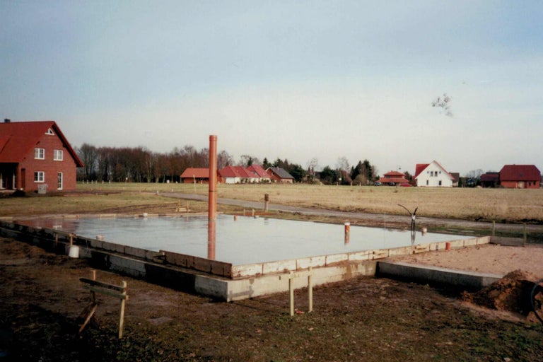 Bauplatz mit Betonfundament für ein Haus