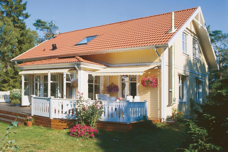 Wohnhaus mit Terrasse, Markise und Garten