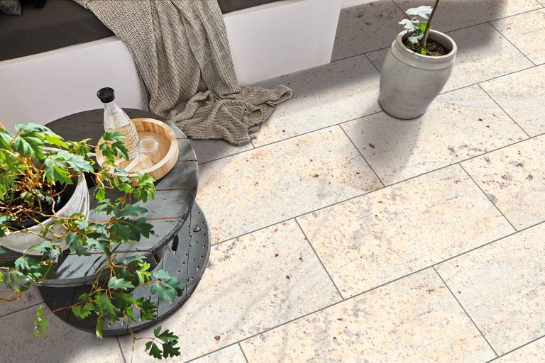 Beige Bodenfliesen mit Akzenten, kombiniert mit Beistelltisch und Pflanzgefäßen für ein gemütliches Ambiente.