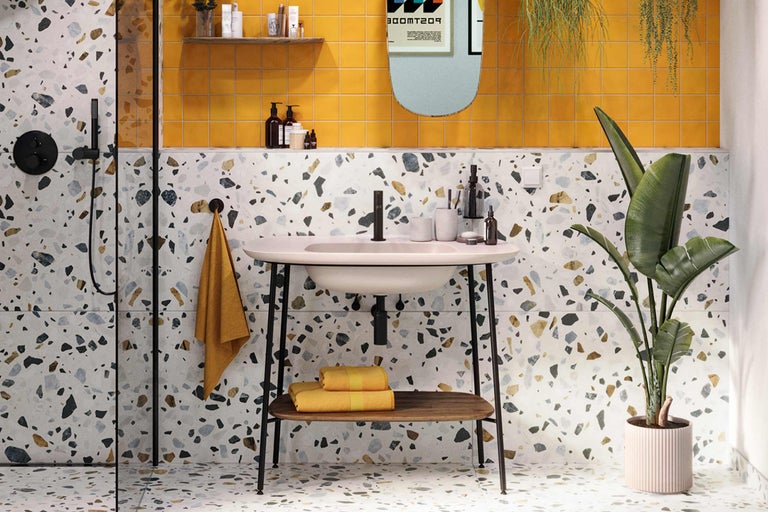Modernes Badezimmer mit Terrazzo Fliesen und Waschtisch