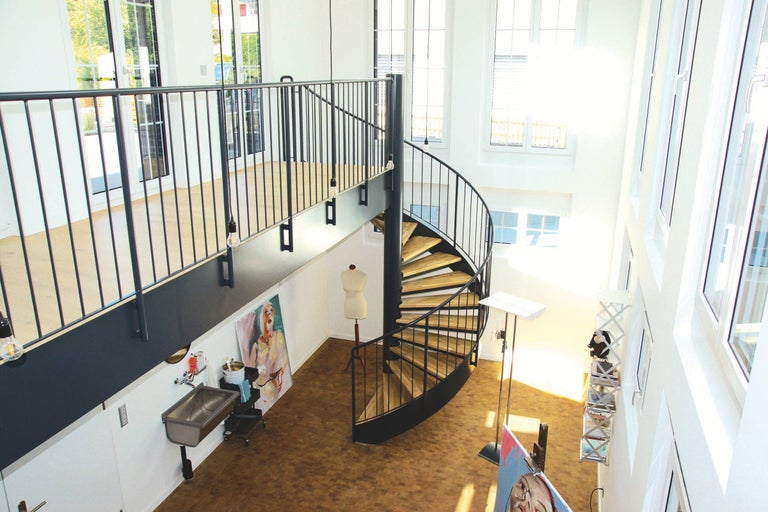 Heller Raum mit Wendeltreppe, Waschbecken und Atelierausstattung