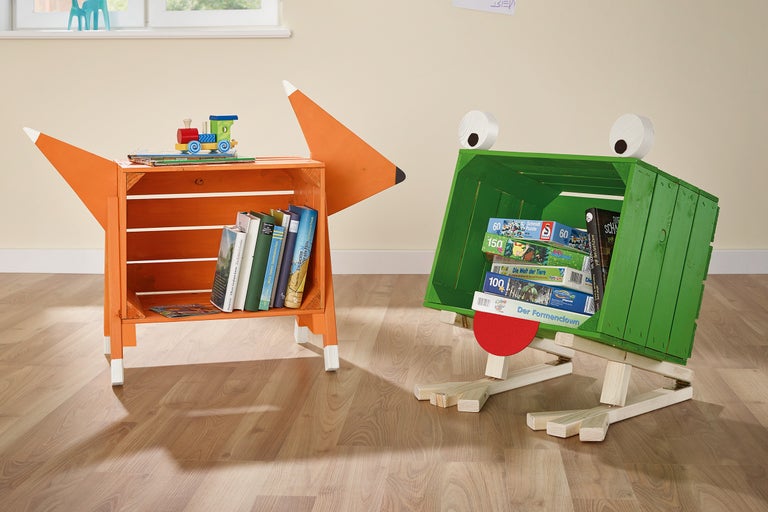 Kinderzimmerdekoration mit einem Bücherregal in Fuchsbauform und einem Bücherregal in Froschform