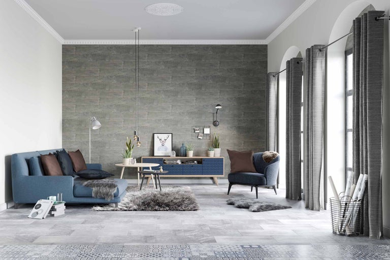 Wohnzimmer mit Sofa, Sessel, Kommode, Tisch und Dekoration