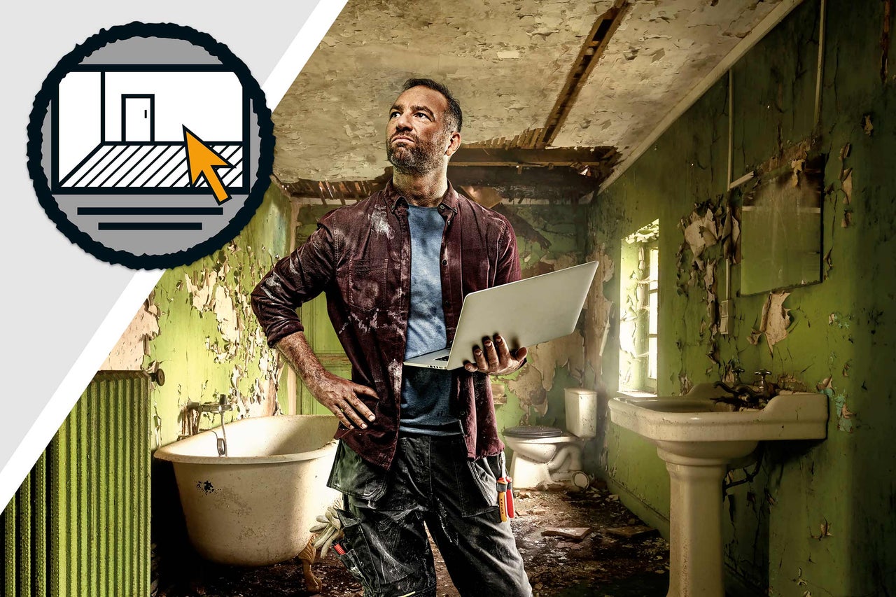 Handwerker mit Laptop in einem renovierungsbedürftigen Badezimmer, Symbol für Raumplanung