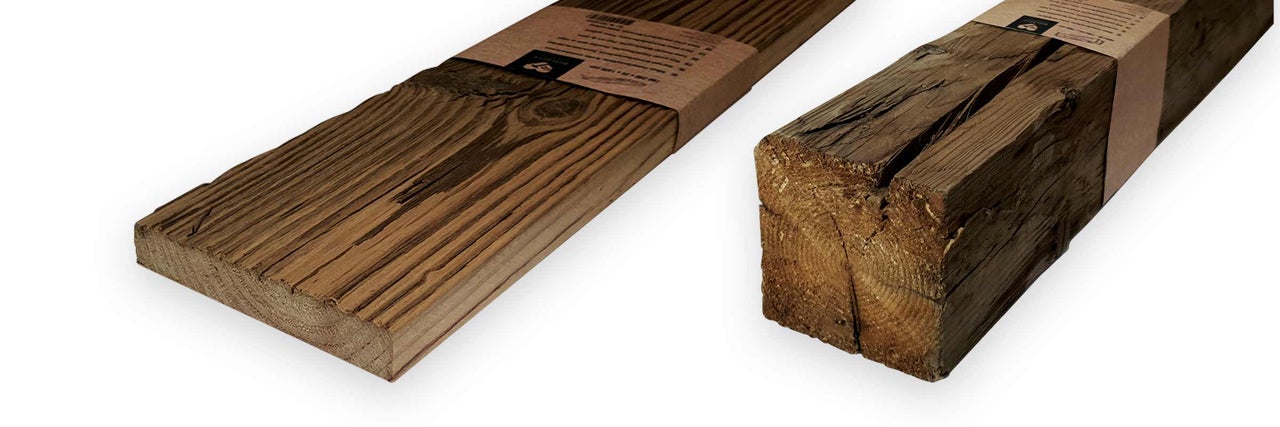 Zwei Altholzbalken mit Verpackung