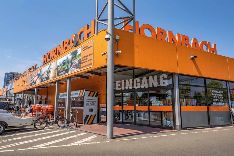 Hornbach Baumarkt Gebäudeansicht mit Eingangsbereich