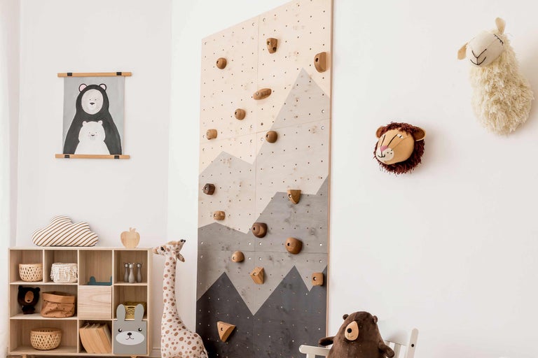 Kinderzimmer mit Kletterwand, Spielzeugregal und Stofftieren