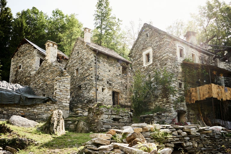 Landschaft mit rustikalen Steinhäusern in ländlicher Umgebung