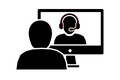 Symbol für Online-Beratung: Person sitzt vor Monitor und telefoniert mit Berater. Symbol für Online-Beratung: Person sitzt vor Monitor und telefoniert mit Berater.