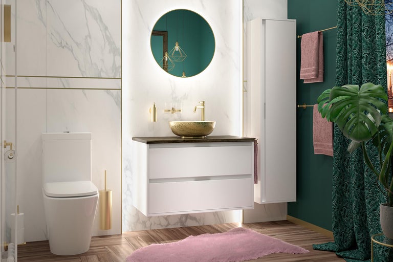 Modernes Badezimmer mit weißem Waschtischunterschrank, goldener Waschschale, beleuchtetem Rundspiegel, weißer Toilette und Wänden in Marmoroptik.