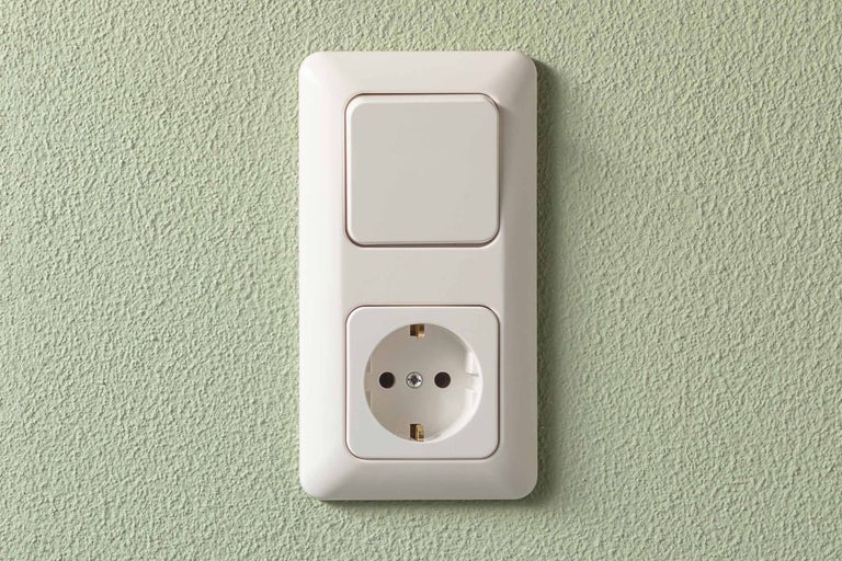 Schalter Steckdosen Kombination fuer die Wandmontage