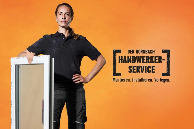 Hornbach Handwerkerservice: Eine Handwerkerin präsentiert ein neues Fenster. Montage, Installation und Verlegung.