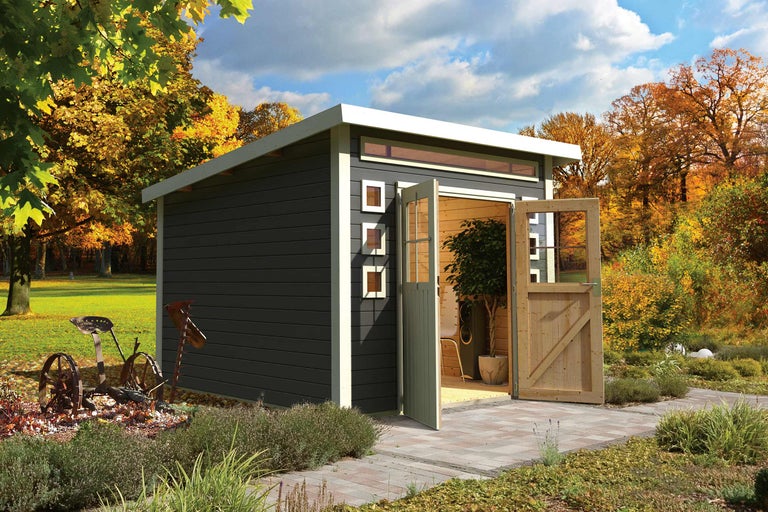 Gartenhaus mit geöffneten Holztüren in einem Garten