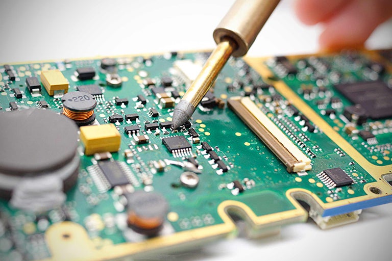 Lötwerkzeug auf einer Platine für elektronische Reparaturen