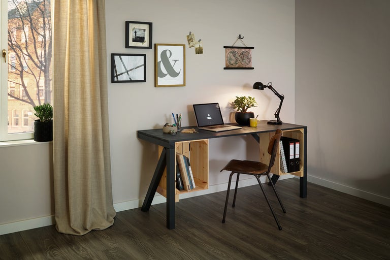 Arbeitszimmer mit Schreibtisch aus Holzkisten und Holzstuhl