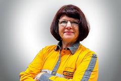 Eine Frau trägt eine Arbeitsjacke mit Hornbach Logo