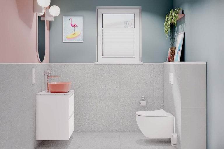Helles Badezimmer mit Waschtisch, Toilette und Fenster