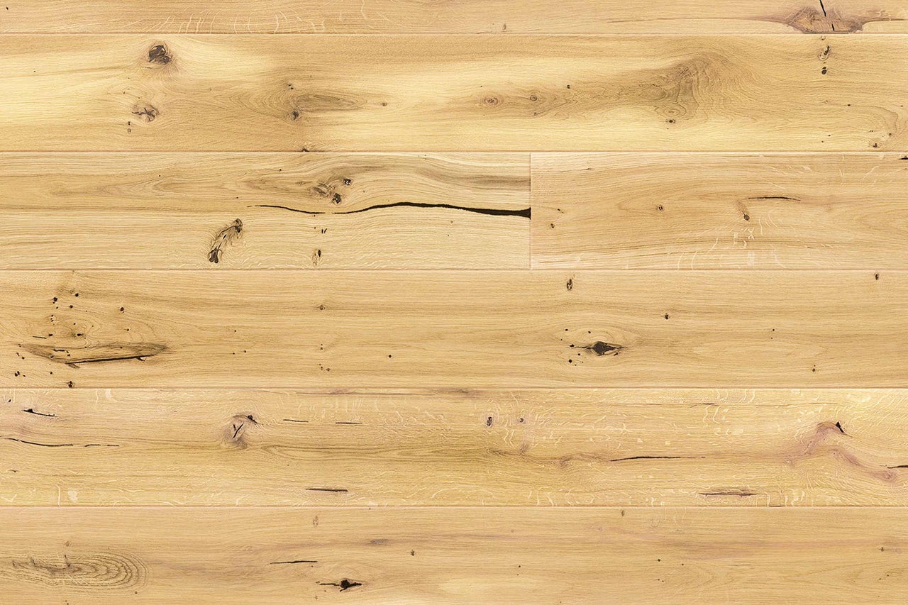 Holzboden aus Eiche mit Astlöchern
