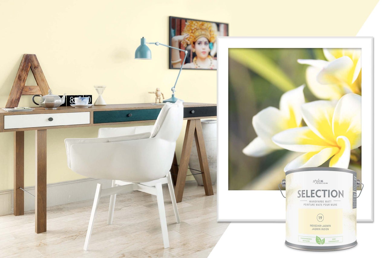 Helles Arbeitszimmer mit Schreibtisch, Stuhl und Dose Style Color Selection Wandfarbe Indischer Jasmin.