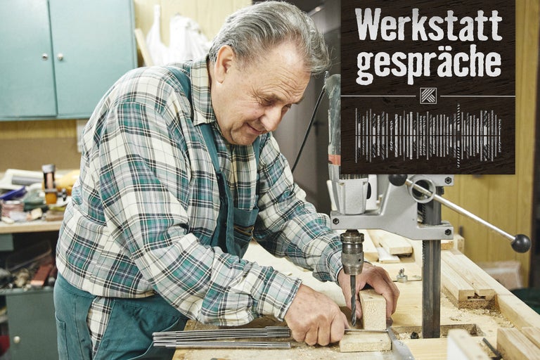 Werkstattgespräche: Mann bohrt mit Standbohrmaschine in Holz