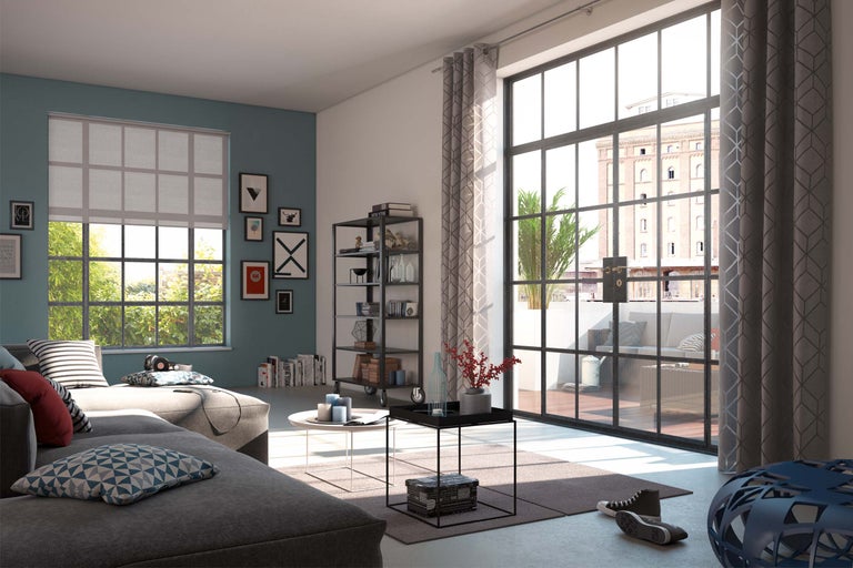 Helles Wohnzimmer mit grauer Couch, Regal und Fenster mit Vorhang und Rollo