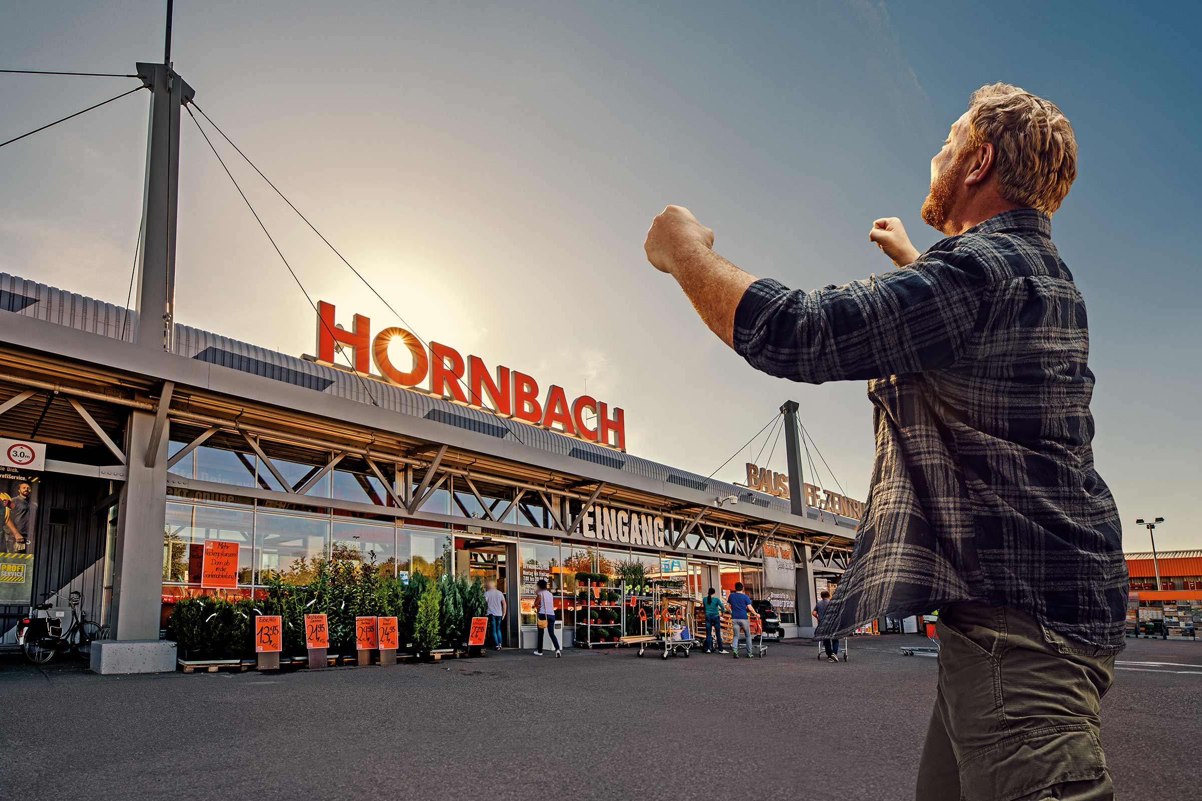 Hornbach Baumarkt Außenansicht mit Kunde