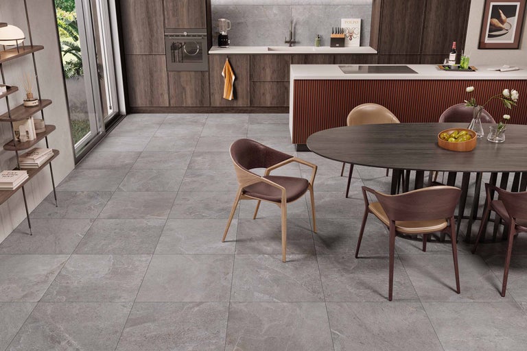 Heller Wohnraum mit Bodenfliesen in Steinoptik, Esstisch und Küchenzeile