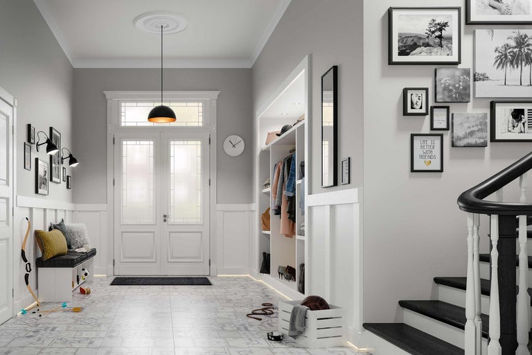 Flur mit Garderobe, Sitzbank, Spiegel, Bildern und Treppe