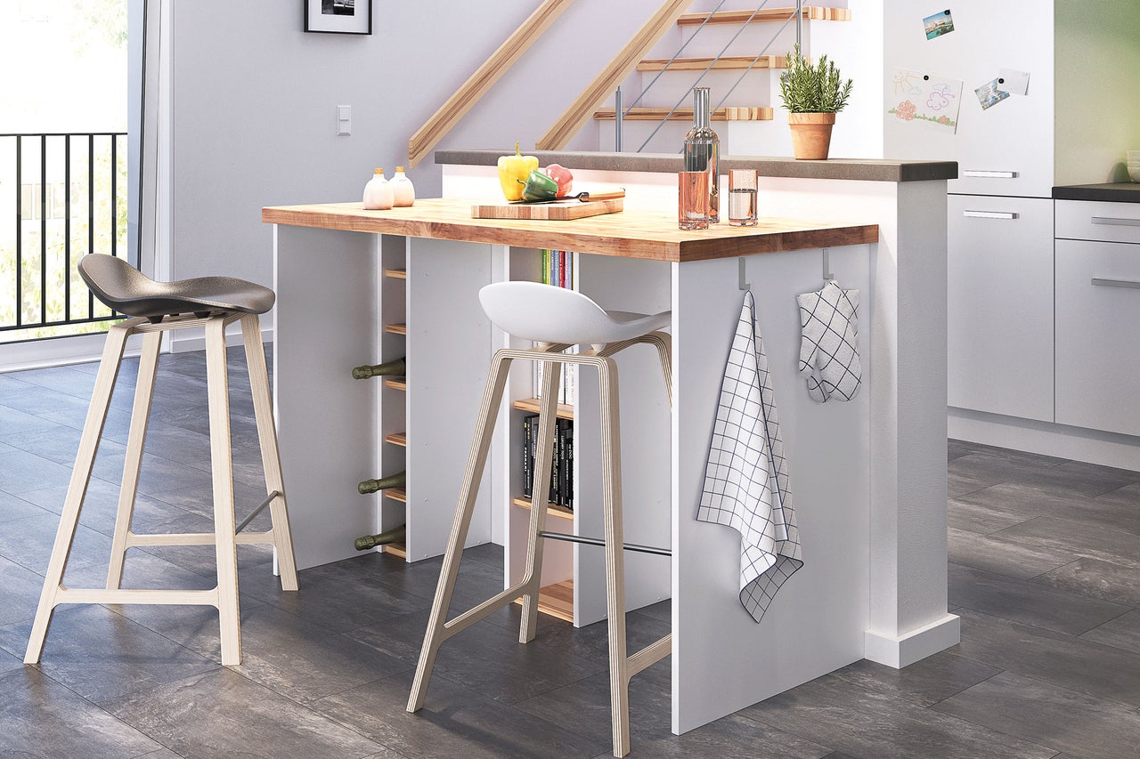 Kücheninsel mit Barhockern, Regalen und Dekoration in modernem Design