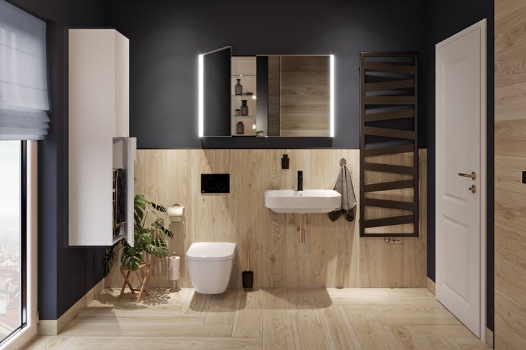 Modernes Badezimmer mit Holzoptik-Fliesen, wandhängender Toilette, Waschbecken, Spiegelschrank mit Beleuchtung und dunklem Handtuchheizkörper.