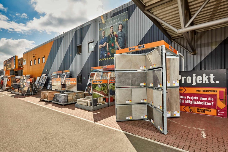 Außenansicht eines Hornbach Baumarktes mit Pflastersteinen und Fliesen
