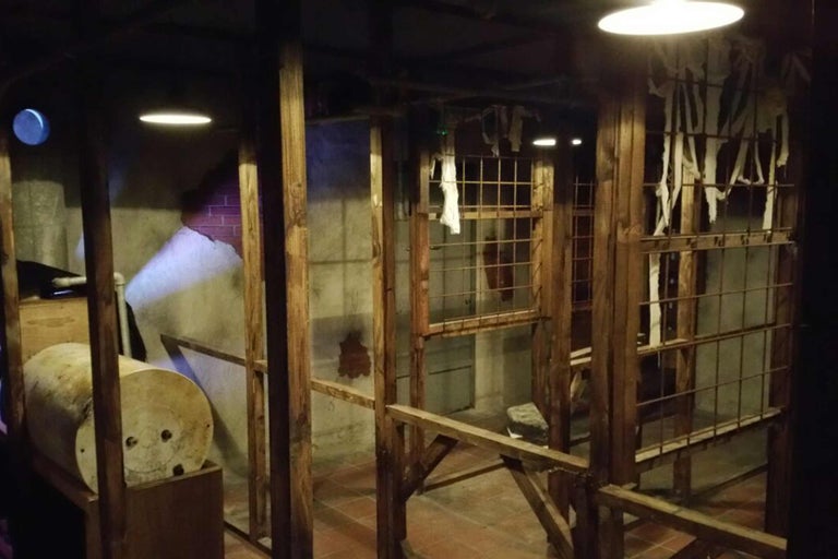 Dunkler Raum mit Holzkonstruktion, Betonwänden und Lichtquellen