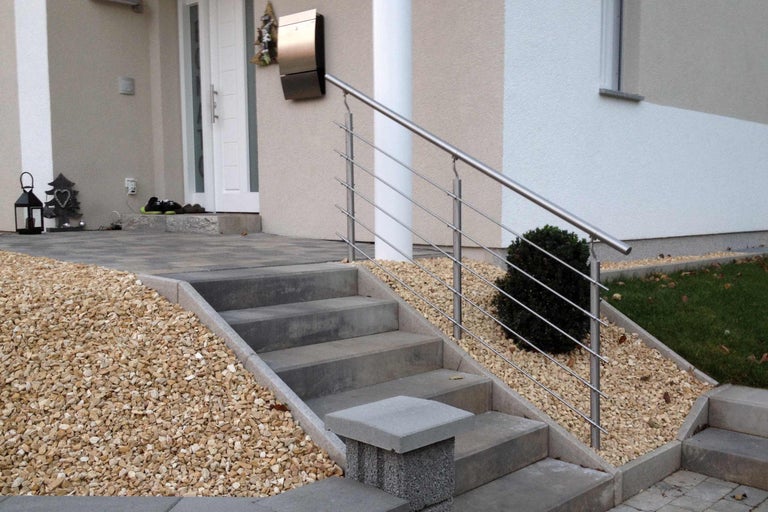 Außentreppe aus Beton mit Edelstahlgeländer vor einem Haus