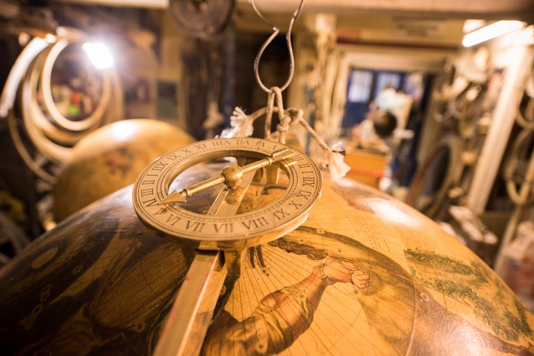 Antiker Globus mit Sonnenuhr