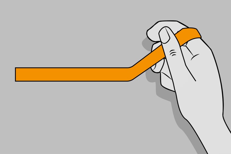 Hand hält ein Hebelwerkzeug