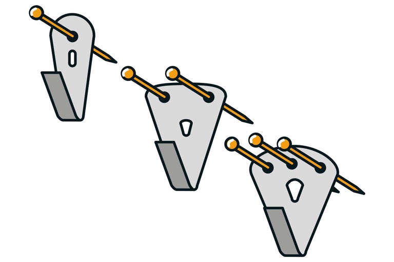 Drei Bilderhaken mit Nägeln zur Befestigung an der Wand