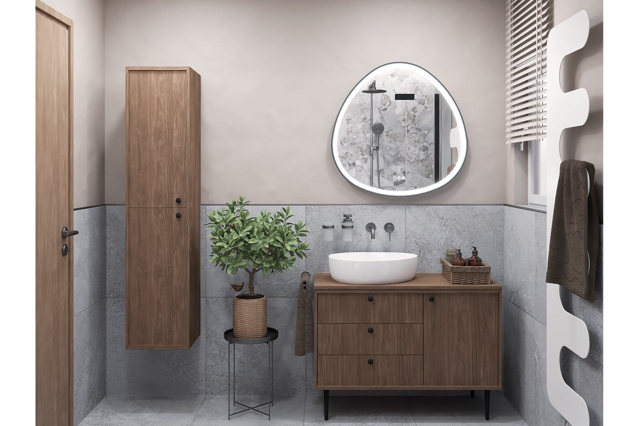 Modernes Badezimmer mit Waschtischunterschrank aus Holz, Aufsatzwaschbecken, organisch geformtem LED-Spiegel und grauem Fliesenspiegel in Steinoptik.