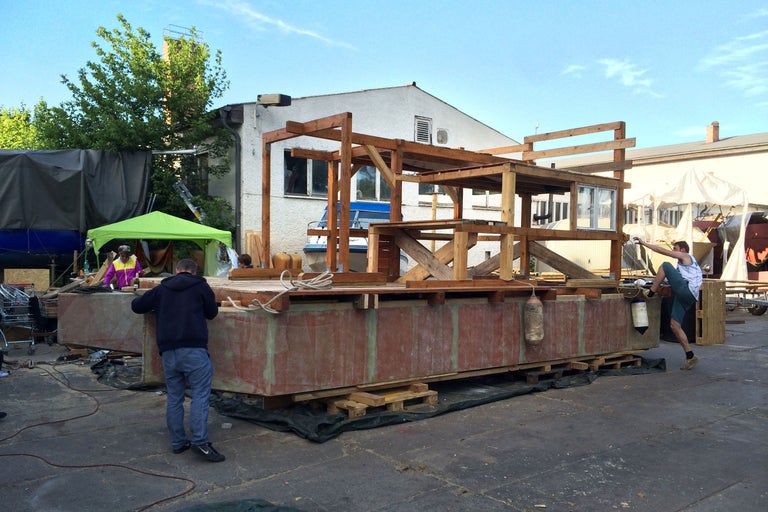 Im Bau befindliches Hausboot mit Holzrahmen und Personen