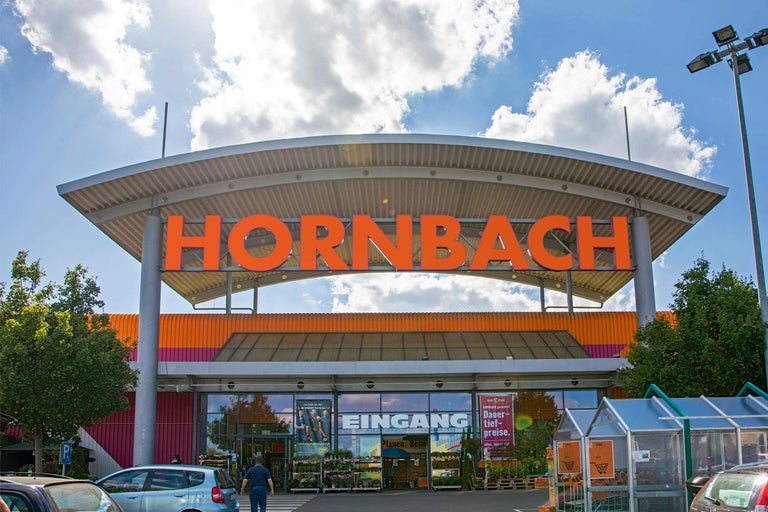 Außenansicht eines Hornbach Baumarkts mit Eingangsbereich