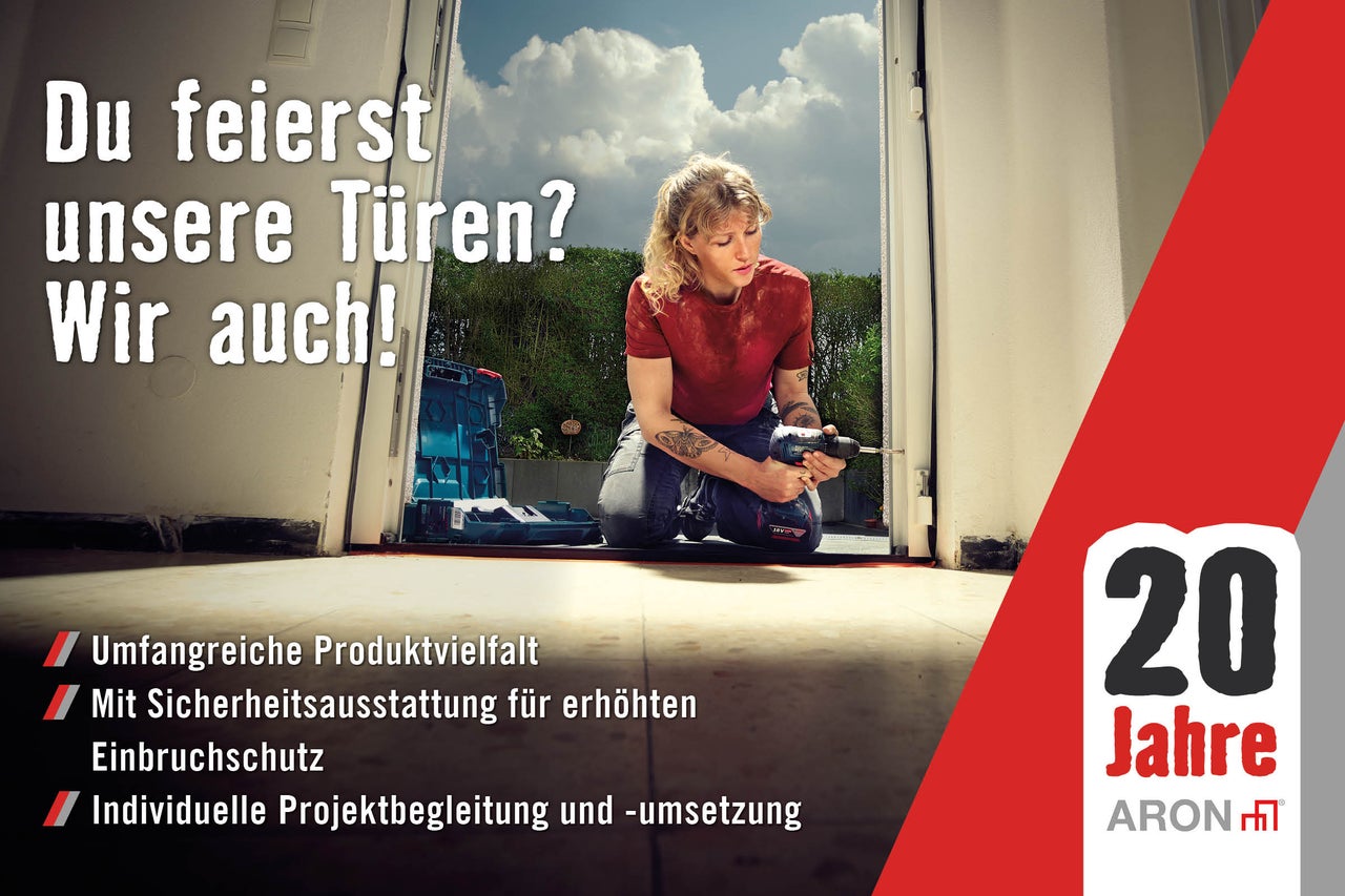 Frau montiert eine Tür mit einem Akkubohrschrauber. Werbebanner zum 20. Jubiläum von ARON Türen mit Fokus auf Sicherheit und Projektbegleitung.