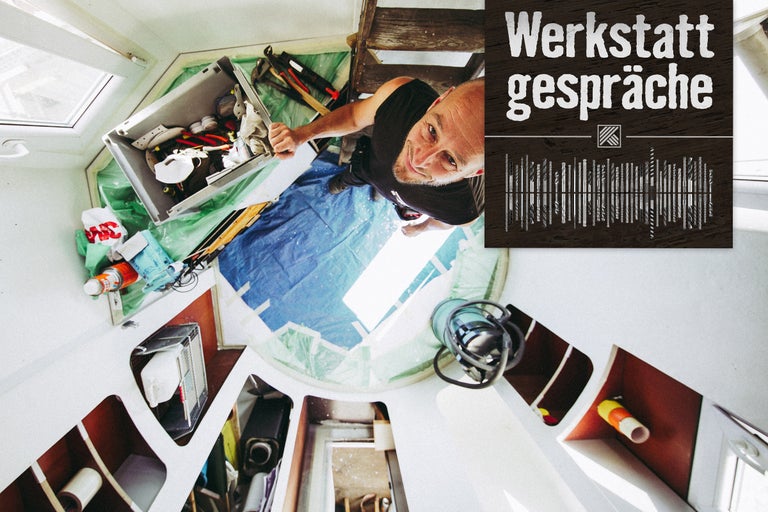 Mann in Werkstatt mit Werkzeugkiste und Werkstattgespräche Schriftzug