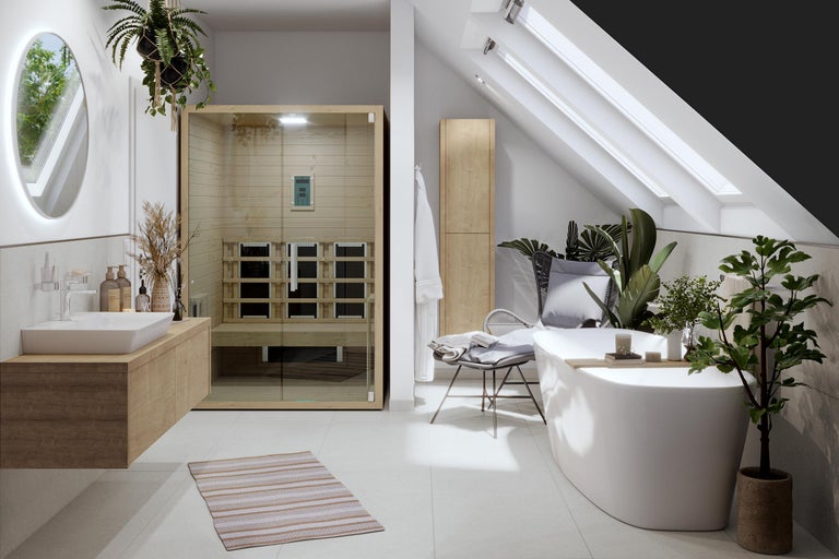 Helles Badezimmer mit Sauna, Waschtisch, Badewanne und Dachfenstern