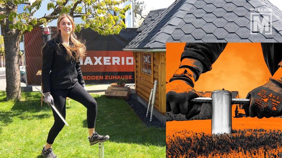Eine Frau demonstriert die Verwendung von Schraubfundamenten im Garten vor einem kleinen Holzhaus.