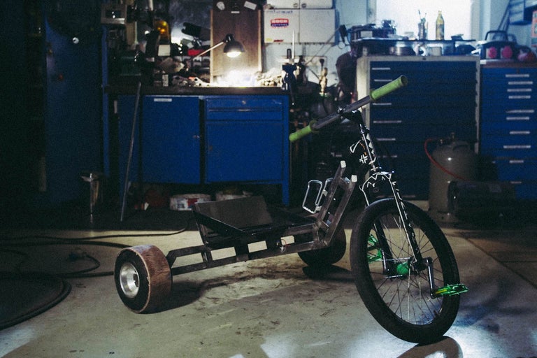 Drift Trike in einer Werkstatt mit Werkzeugschränken