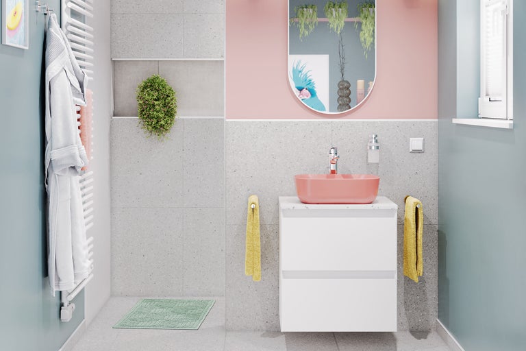 Modernes Badezimmer mit Waschbecken, Spiegel und Handtüchern