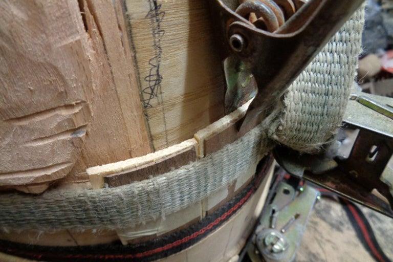 Detailansicht eines Holzfasses mit Spannband