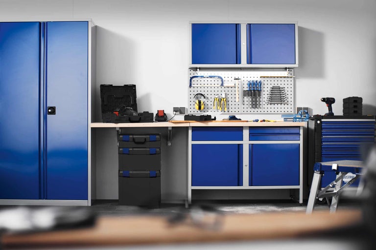 Werkstatt mit Werkbank, Werkzeugschrank und Werkzeugwand für eine organisierte Arbeitsumgebung